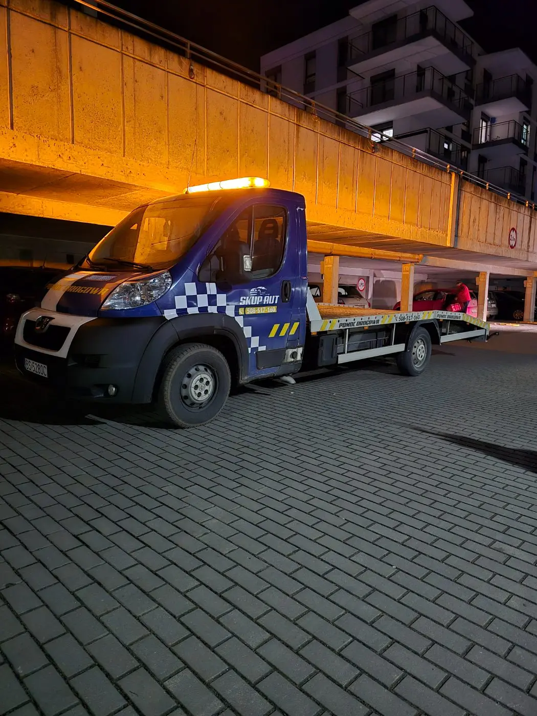 Laweta HOL TRANS podczas nocnego wyjazdu do unieruchomionego pojazdu.